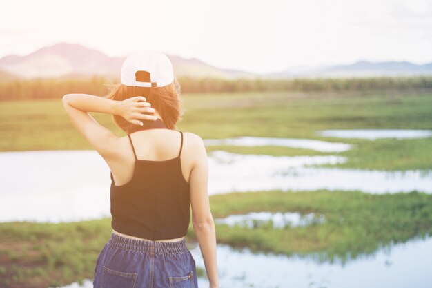 Asia girl se relaxe dans la nature