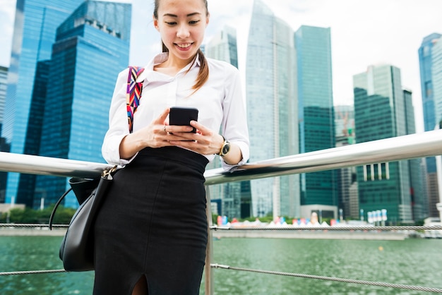 Asiatique femme d&#39;affaires dans une ville