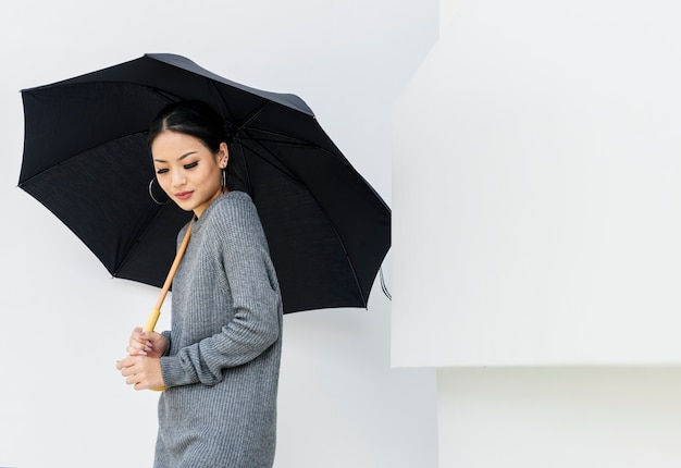 Asiatique femme holing parapluie sur fond blanc