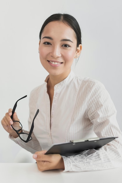 Asiatique femme tenant un presse-papiers