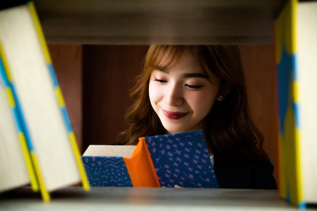 Asiatique jolie femme en bibliothèque