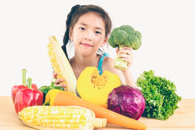 Asiatique jolie fille montrant profiter de l&#39;expression avec des légumes colorés