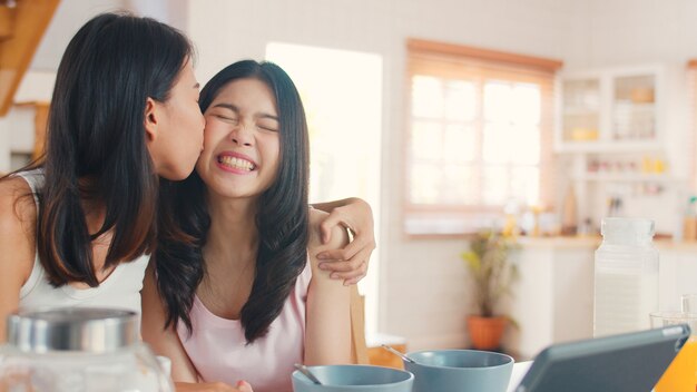 Asiatique lesbienne lgbtq influencer couple femmes vlog à la maison