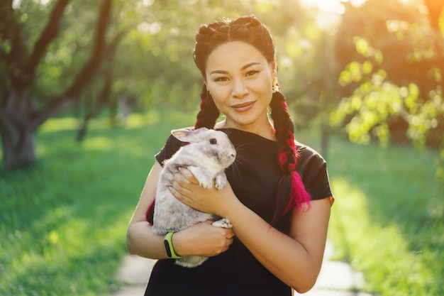 Une asiatique mature séduisante marche par la route en été