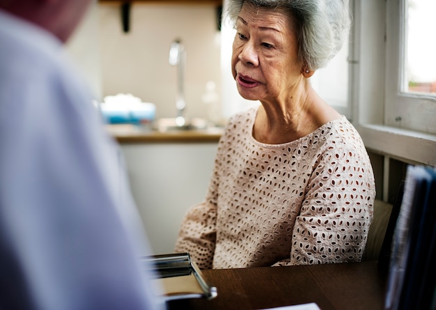 Asiatique vieille femme dans un hôpital