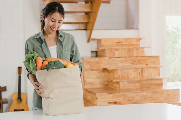 Asiatiques femmes tenant des sacs d'épicerie en papier