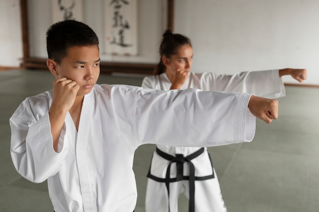 Photo gratuite les asiatiques pratiquent le taekwondo.