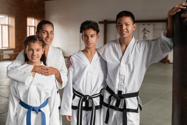 Photo gratuite les asiatiques pratiquent le taekwondo.