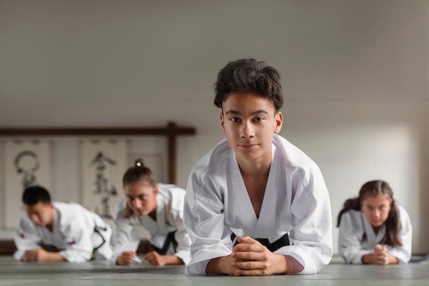 Photo gratuite des asiatiques qui pratiquent le taekwondo.