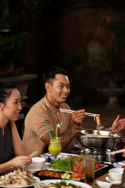 Asiatiques en train de dîner