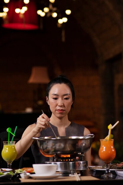 Asiatiques en train de dîner