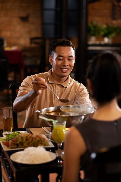 Asiatiques en train de dîner