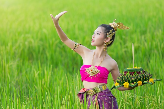 Asie femme en costume thaï traditionnel tenir kratong. Festival de Loy Krathong