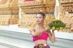 Photo gratuite asie femme en costume thaï traditionnel tenir kratong. festival de loy krathong