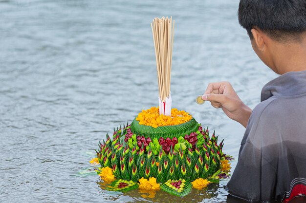 Asie femme en costume thaï traditionnel tenir kratong. Festival de Loy Krathong