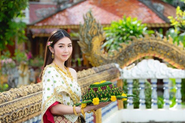 Asie femme en costume thaï traditionnel tenir kratong Loy krathong festival