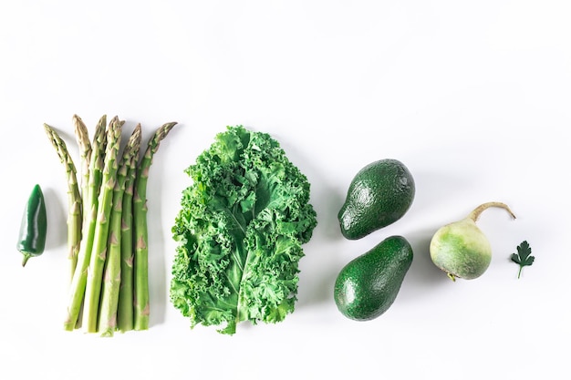 Asperges chou frisé piment avocat radis sur un fond de pierre blanche des aliments sains biologiques