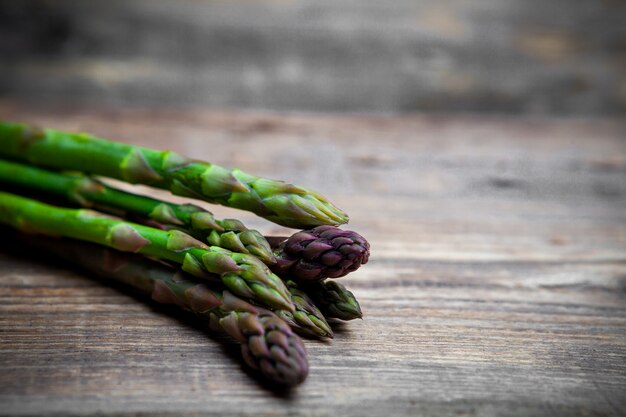 Asperges sur fond de bois. vue grand angle.