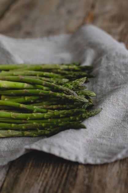 Asperges sur la table