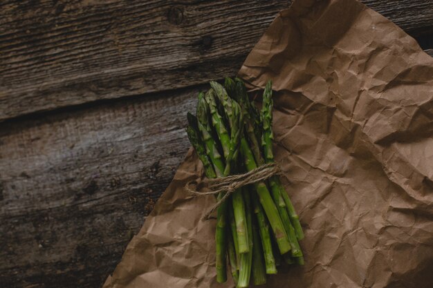 Asperges sur la table