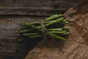 Photo gratuite asperges sur la table