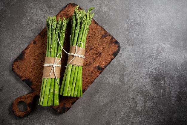 Asperges vertes fraîches sur la table.