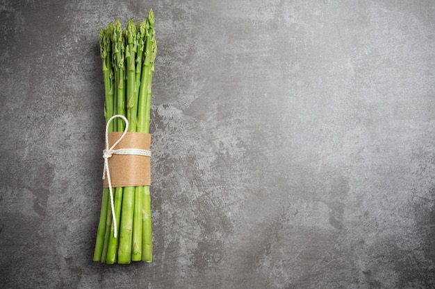 Asperges vertes fraîches sur la table.