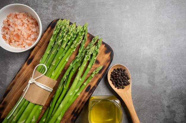 Asperges vertes fraîches sur la table.