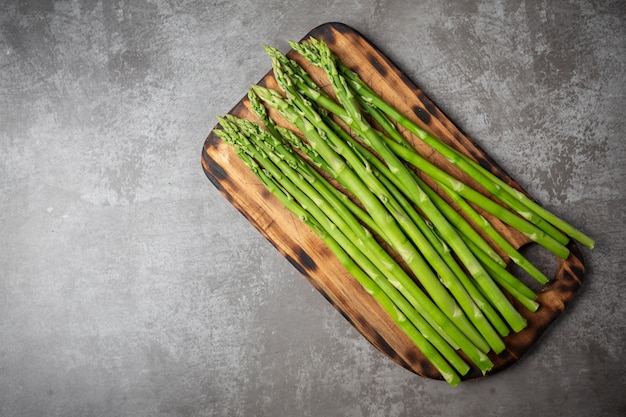 Asperges vertes fraîches sur la table.