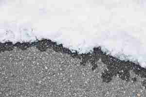 Photo gratuite asphalte humide près de la neige