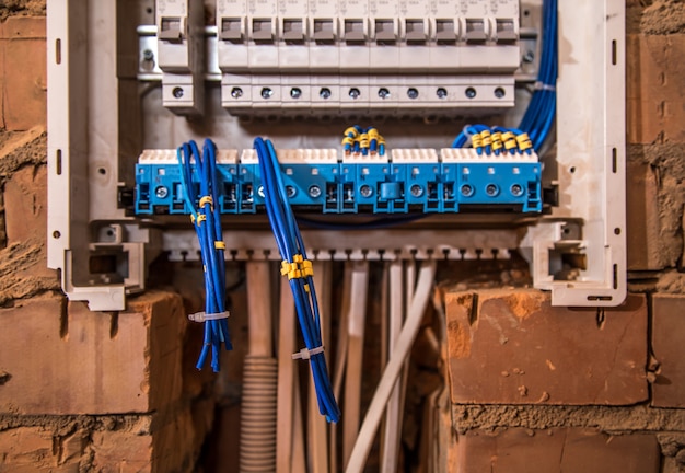 Photo gratuite l'assemblage du panneau électrique, travail d'électricien, un robot avec fils et disjoncteurs