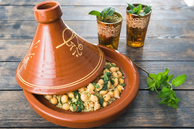 Assiette avec des aliments frais près de tasses de boisson