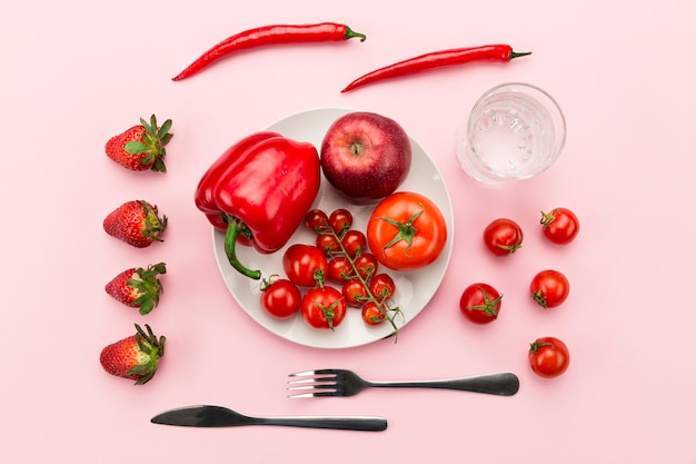 Photo gratuite assiette avec des aliments sains rouges