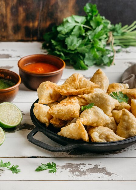 Assiette à angle élevé avec de la nourriture pakistanaise