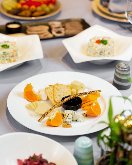 assiette apéritif avec apéritifs mélangés