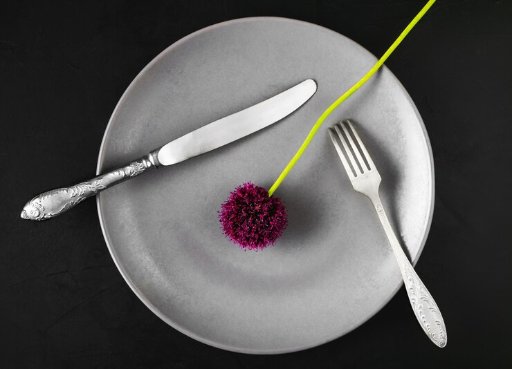 Photo gratuit assiette avec des appareils et une fleur d'ail sauvage