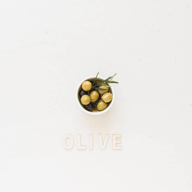 Photo gratuite assiette aux olives et mot olive