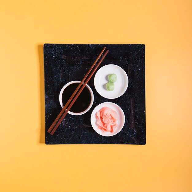 Assiette avec baguettes et condiments