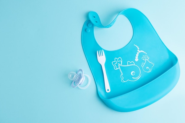 Photo gratuite assiette bébé avec bouillie sur bleu