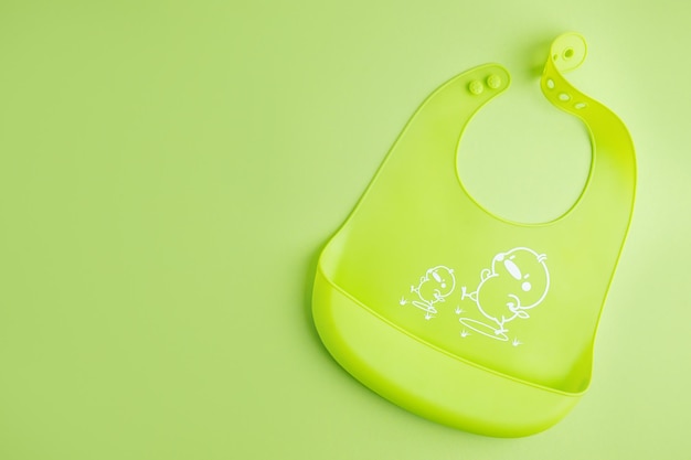 Photo gratuite assiette bébé avec bouillie sur vert