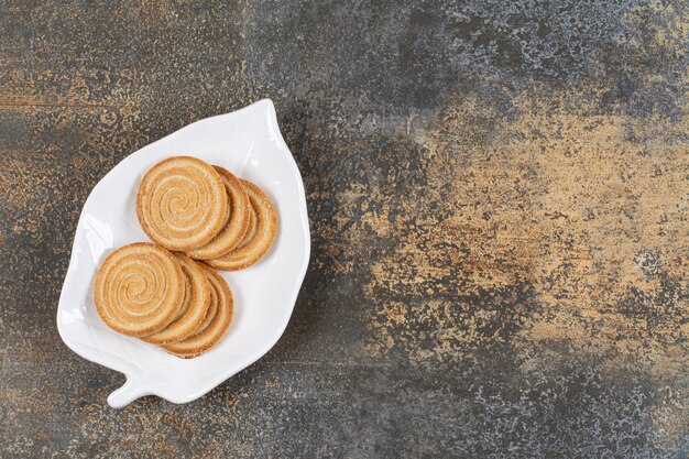 Assiette de biscuits aux graines de sésame sur table en marbre.