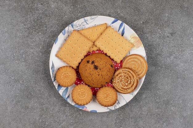 Assiette de biscuits croquants sur marbre.