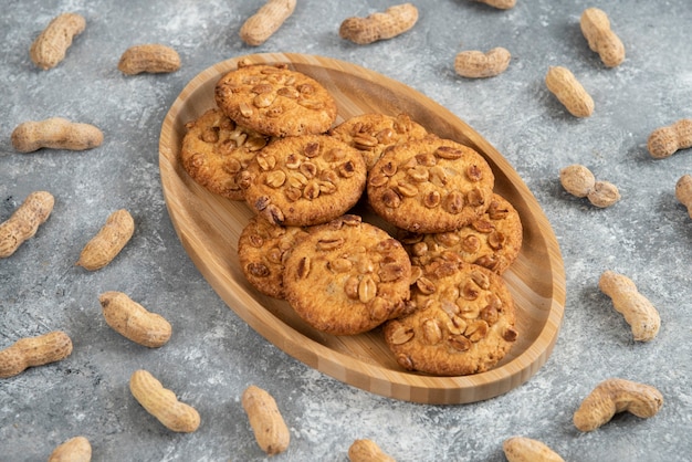 Assiette de biscuits maison aux cacahuètes bio sur table en marbre.