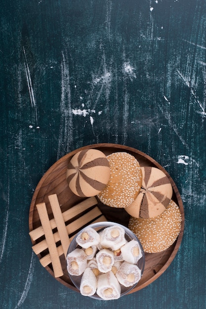 Assiette à biscuits avec petits pains, lokum et gaufres