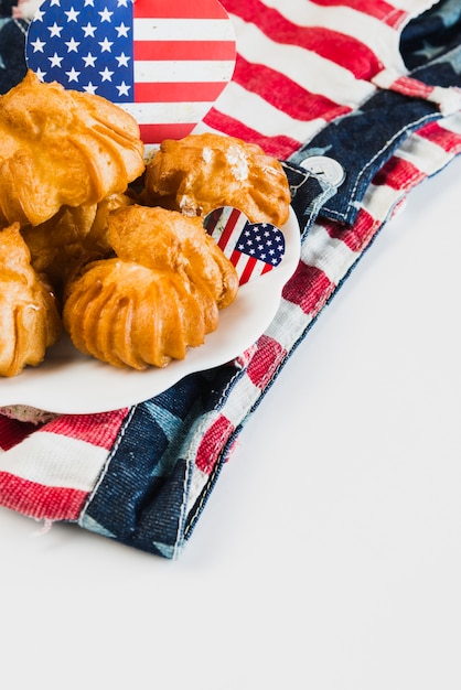 Photo gratuite assiette de biscuits sur un short drapeau américain