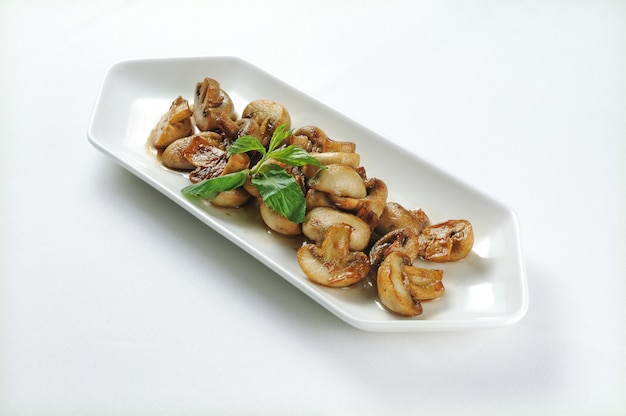 Assiette blanche aux champignons grillés