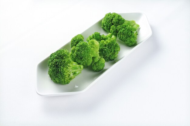 Assiette blanche avec brocoli frais - parfait pour un article de recette ou une utilisation de menu