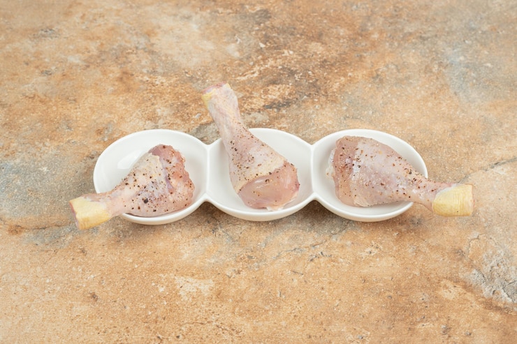 Photo gratuit une assiette blanche de cuisses de poulet aux épices