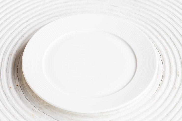 Photo gratuit assiette blanche sur fond de bois blanc