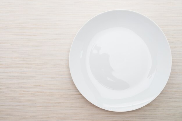 Assiette blanche vide